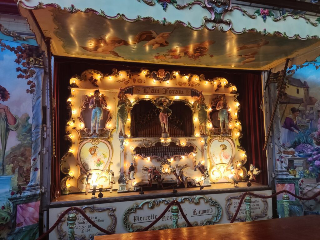 Manège ancien d'une fête foraine